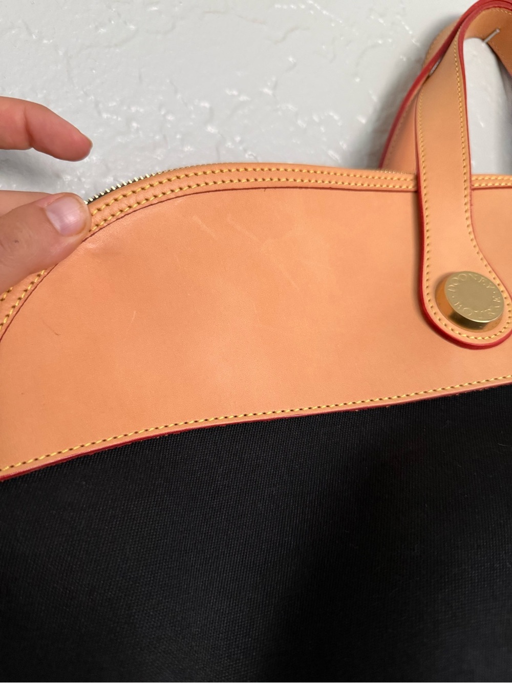 Like New Dooney and Bourke Classic Black and Tan Leather Women's Weekend Bag - Picture 3 of 12